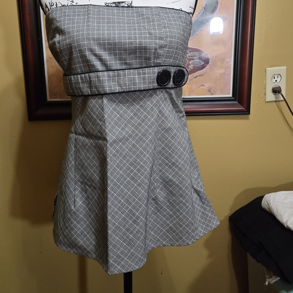 Maurices Sleeveless Black And White Top With Emperor Waist